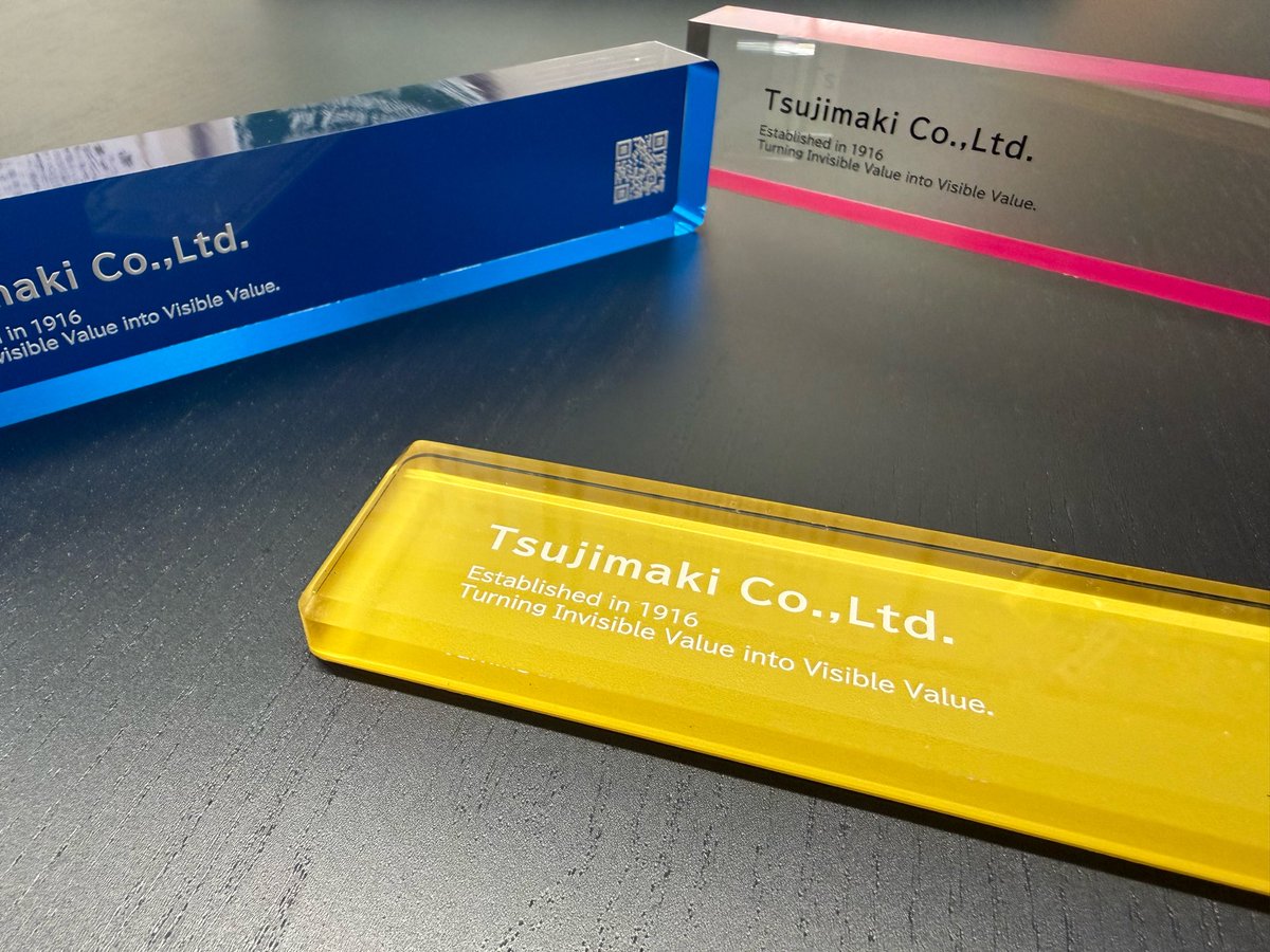 厚さ20mmのアクリルをカットし、さまざまな方法で印刷したサンプルを制作しました。
同じ素材でも、印刷方法によって色の見え方や質感が変わります。
このサンプルは現在開催中の
「JAPAN SHOP 2026」（東京ビッグサイト）でも展示しています。
#JAPANSHOP2026
#アクリル加工
#UV印刷