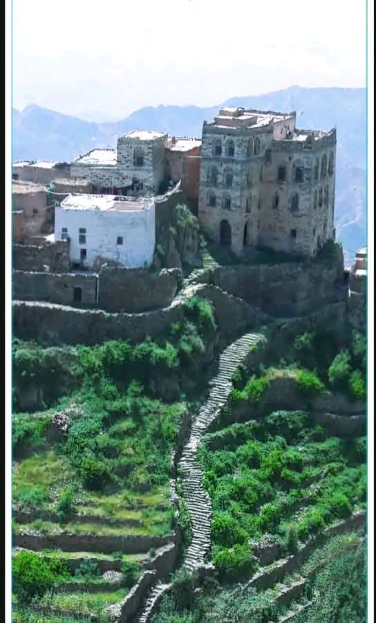 مناظر من ريف #اليمن 
حصن اليمانية التاريخي .ومقر حكمها القبلي.تحفة معمارية حميرية أصيلة 
يتربع الحصن على تبة في شواهق جبل بني العامري عزلة اليمانية كبرى عزل مديرية الجعفرية محافظه #ريمة 
الوصول إلى الحصن يتم عن طريق سًلم درجي حجري يعرف بإسم السلطاني 
مايميز الحصن بوابتيه الرئيسية