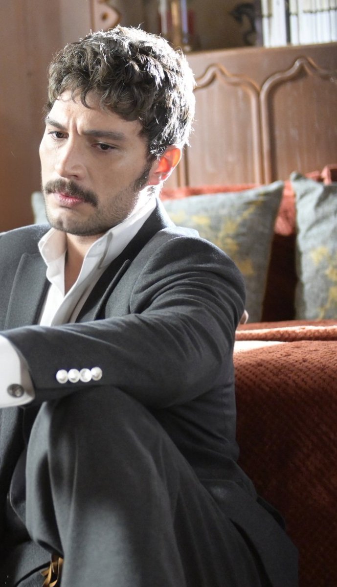 Nem me abalo mais. 
#HalefKöklerinÇağrısı #Halef 
A M poderia estar sambando sem nada tampando as vergonhas bem ma frente do Serhat e a cara dele seria essa ⬇️