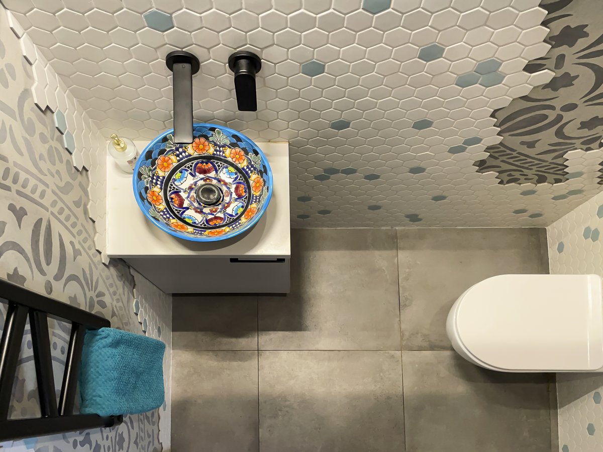 Kunst im Badezimmer? 🎨 Dieses Projekt mit dem La Reina Chico Waschbecken von Cerames zeigt, dass Details alles verändern! Modernes Grau trifft auf mexikanische Energie.

Schau es dir an: cerames.de/la-reina-handg…

#design #interiordesign #cerames #home