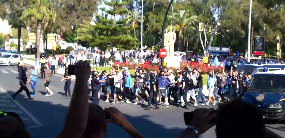 UltrasPresent's tweet photo. Alta tensión en la llegada de los Riazor Blues 🔵⚪️ al Estadio de La Rosaleda, con la policía en medio que evitó el enfrentamiento con el Frente Bokeron.

Málaga CF - Deportivo de La Coruña. (2013) https://t.co/3x89e4nloS