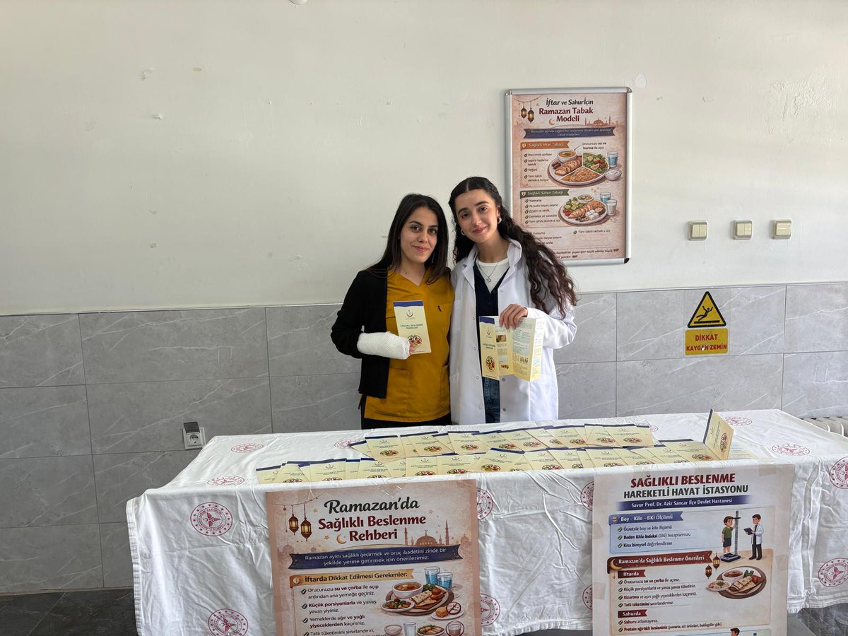 Savurdh's tweet photo. Ramazanda sağlık programı; sağlıklı beslenmek için hastanemiz girişinde bilgilendirme standımızı ziyaret edebilirsiniz Sahuru atlamayn iftarda porsiyon kontrolü yapn bol su için ve ağır tatlılardan kaçının Sağlıklı bir Ramazan için uzmanlarımız yanınızda
@mardinilsaglik 
@sbkhgm https://t.co/iWK3tfJAMx