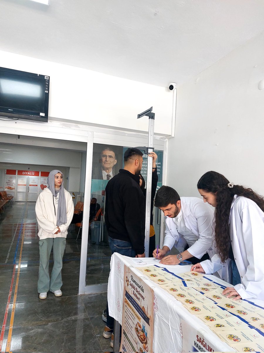 Savurdh's tweet photo. Ramazanda sağlık programı; sağlıklı beslenmek için hastanemiz girişinde bilgilendirme standımızı ziyaret edebilirsiniz Sahuru atlamayn iftarda porsiyon kontrolü yapn bol su için ve ağır tatlılardan kaçının Sağlıklı bir Ramazan için uzmanlarımız yanınızda
@mardinilsaglik 
@sbkhgm https://t.co/iWK3tfJAMx