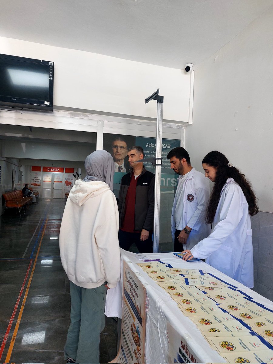 Savurdh's tweet photo. Ramazanda sağlık programı; sağlıklı beslenmek için hastanemiz girişinde bilgilendirme standımızı ziyaret edebilirsiniz Sahuru atlamayn iftarda porsiyon kontrolü yapn bol su için ve ağır tatlılardan kaçının Sağlıklı bir Ramazan için uzmanlarımız yanınızda
@mardinilsaglik 
@sbkhgm https://t.co/iWK3tfJAMx