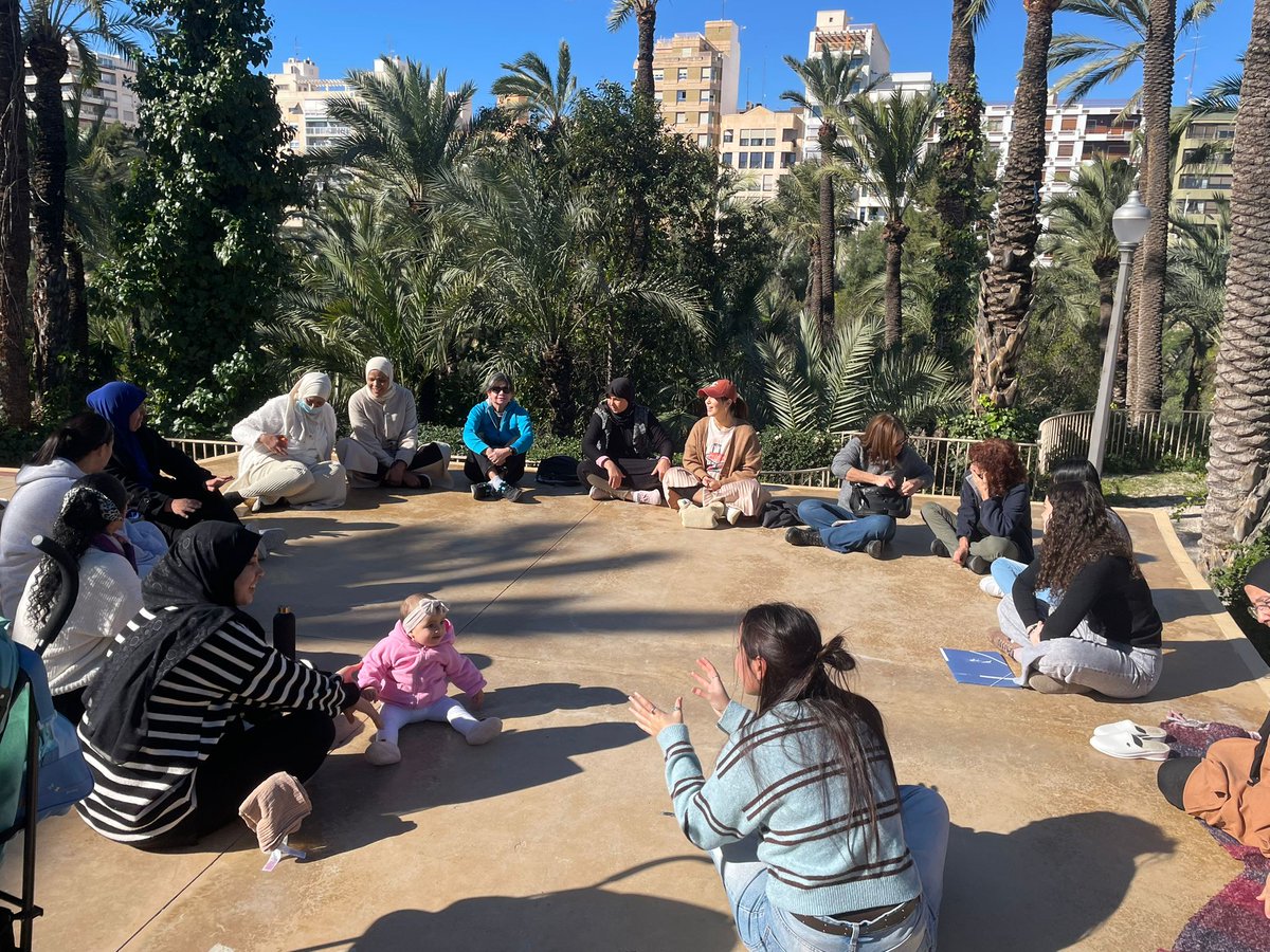 "Diversas en origen, unidas en derechos".

Aquí, en una de nuestras sesiones terapéuticas grupales con nuestro Grupo de Mujeres de El Rincón de las Culturas. 

#ElcheAcoge #feministas