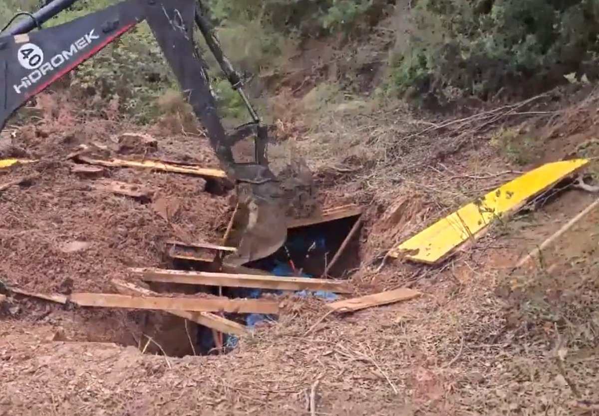 narcodiario's tweet image. Histórica actuación policial en un bosque de #Marbella !! Siguiendo un supuesto alijo, los policías son recibidos a tiros por narcos marselleses de origen magrebí que acaban detenidos. Tenían un zulo subterráneo con 1.000 kilos de #cocaína en la zona
narcodiario.com/2026/03/descub…