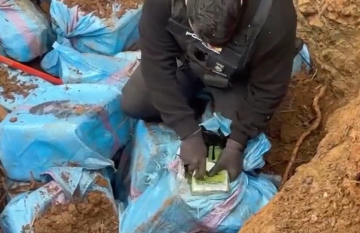 narcodiario's tweet image. Histórica actuación policial en un bosque de #Marbella !! Siguiendo un supuesto alijo, los policías son recibidos a tiros por narcos marselleses de origen magrebí que acaban detenidos. Tenían un zulo subterráneo con 1.000 kilos de #cocaína en la zona
narcodiario.com/2026/03/descub…