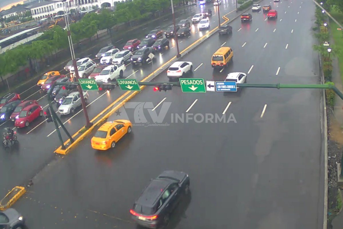 #ATVInforma | Se observa  calzada mojada en varios sectores de Samborondón por presencia de lluvia 🌧 en la vía.

#PorTuSeguridad mantén las luces encendidas del vehículo y disminuye la velocidad 🚘⚠️