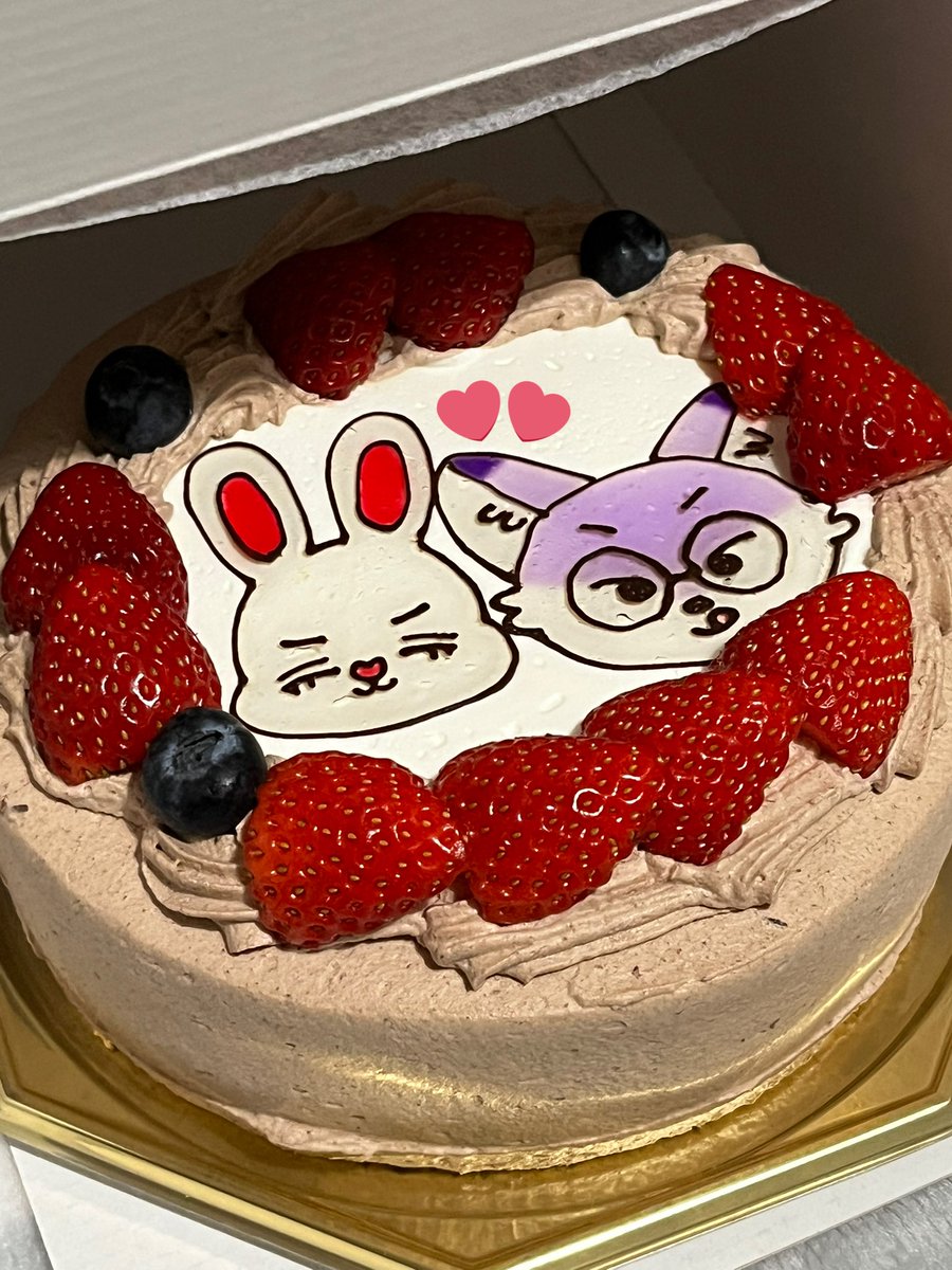 私ごとですが無事に今年も誕生日を迎えました！
ケーキはリクエストして推しに参加していただきました🫶🏻
今年もたくさんセブチとcaratちゃんとFFさんに会いたいと思います！！！！