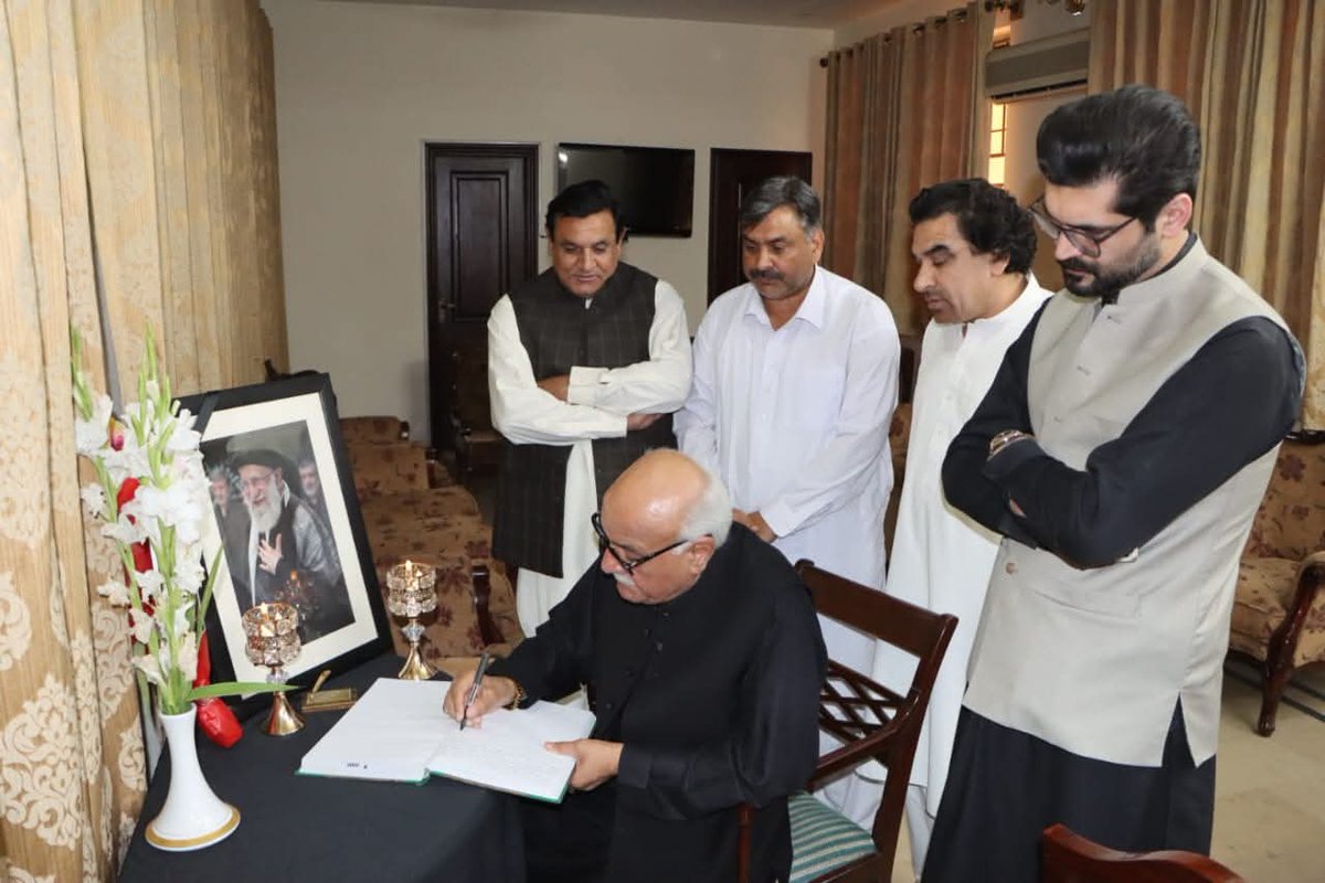 ArsalanKNazim's tweet photo. A delegation of the Awami National Party led by Provincial President Mian Iftikhar Hussain visited the Iranian Consulate and met Consul General of the Islamic Republic of Iran.
The ANP delegation expressed heartfelt condolences on the martyrdom of Iran’s Supreme Leader Ayatollah Ali Khamenei and offered prayers for him and others who lost their lives. We also conveyed ANP’s message of solidarity with the people of Iran.
#ANP #ANPKhyberPakhtunkhwa