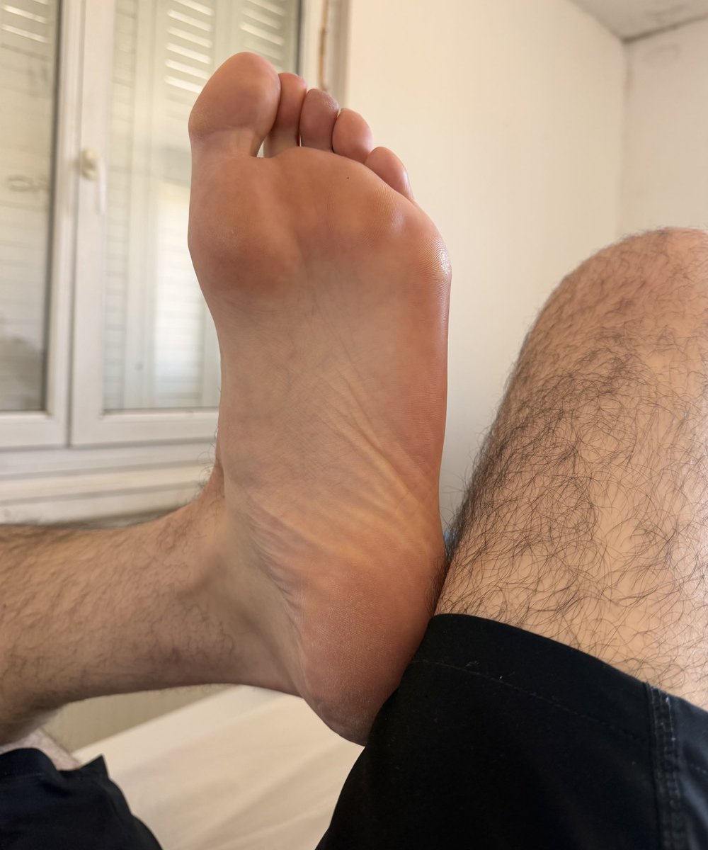 FrenchGiant47's tweet photo. Petite photo de mes pieds pour les kiffeurs. Sachez que je chausse du 47,5 👀

#feet
#foot 
#Giant https://t.co/qTkVvDINyt