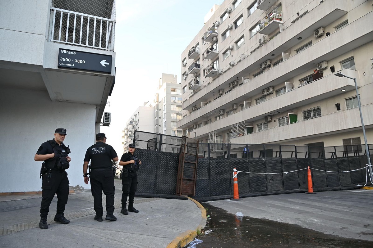 La Policía custodia edificios evacuados en el complejo “Estación Buenos Aires”. Tras el derrumbe, se iniciarán los trabajos de apuntalamiento. Toda la información en notibuenosaires.com.ar 
notibuenosaires.com.ar/nba/index.php?…