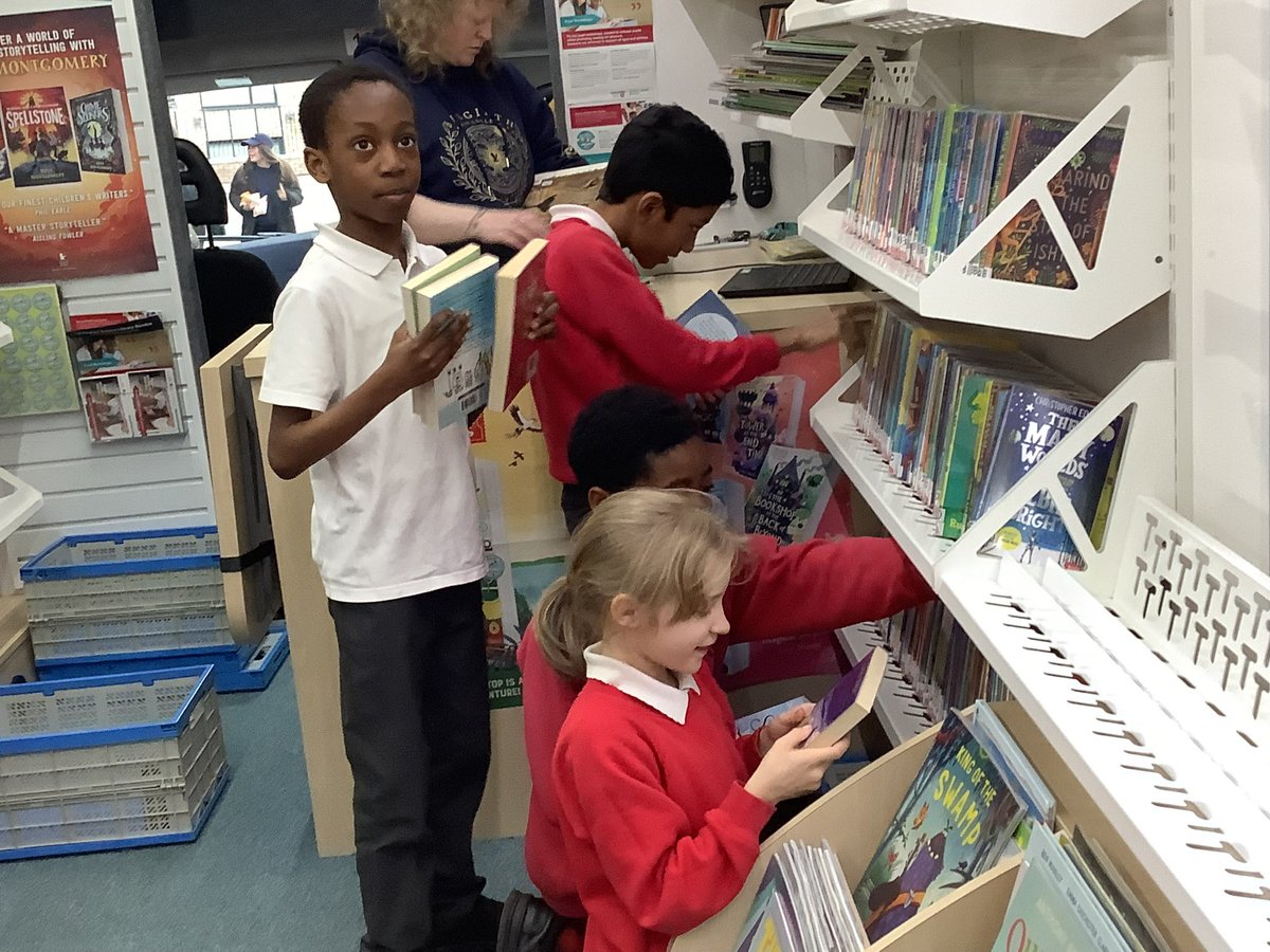 English_Martyrs's tweet photo. Last Wednesday the Lancashire School Library Service bus came to school and children from across all year groups spent time choosing new books for the library and classrooms 📚@LancashireSLS @LancsAssessment @CAFODLancaster @HarrisPreston @Artsmarkaward 

https://t.co/xcbxuzRwqw https://t.co/8EfqNxF2Vx