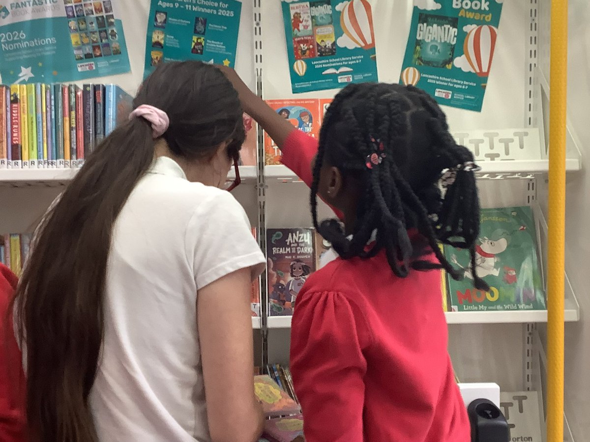 English_Martyrs's tweet photo. Last Wednesday the Lancashire School Library Service bus came to school and children from across all year groups spent time choosing new books for the library and classrooms 📚@LancashireSLS @LancsAssessment @CAFODLancaster @HarrisPreston @Artsmarkaward 

https://t.co/xcbxuzRwqw https://t.co/8EfqNxF2Vx
