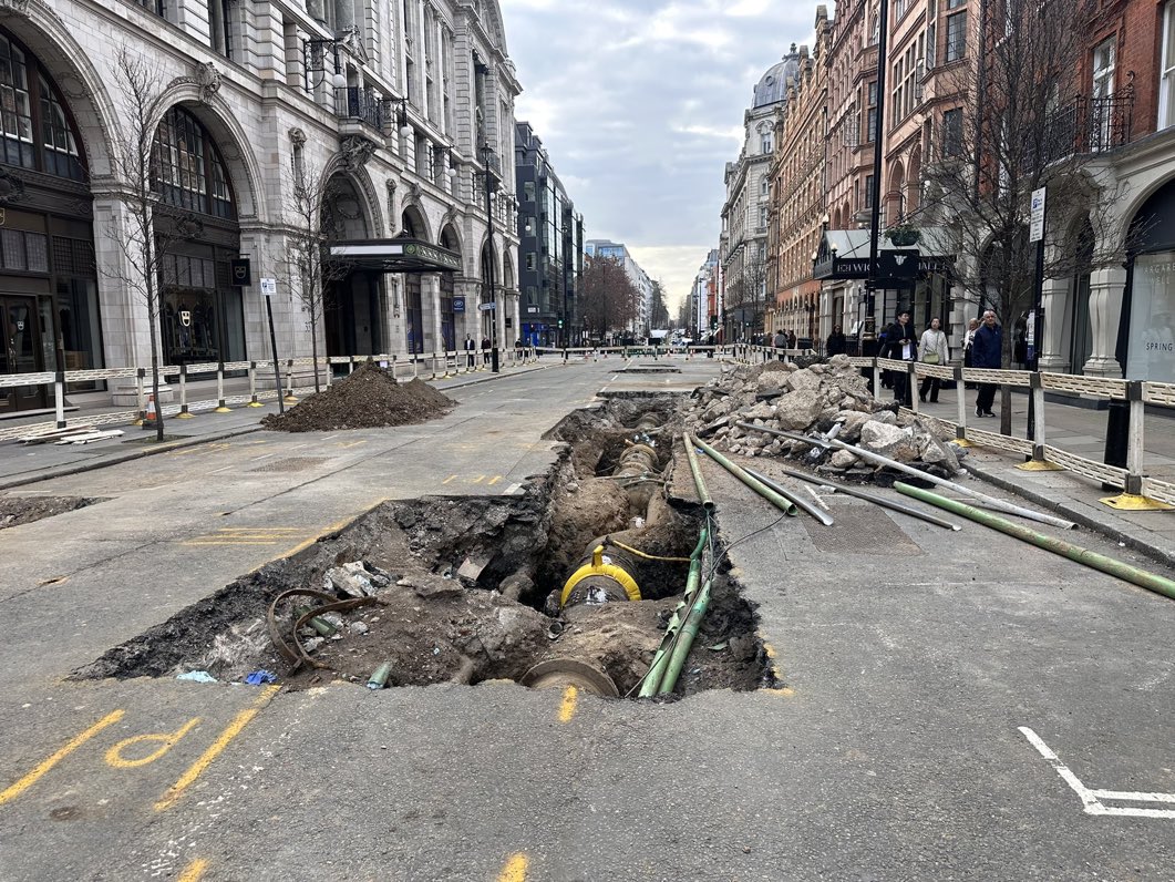 brianbarou's tweet photo. @BBCTomEdwards @LondonTrafficW1 No proper peak-season stress test or impact assessment before permanent pedestrianisation. This is Wigmore St , the main east-west alternative 200m north of Oxford St, closed again by major roadworks.
Where’s the contingency planning? #VanityProject #LondonIsClosed https://t.co/4g8wwTkrDw