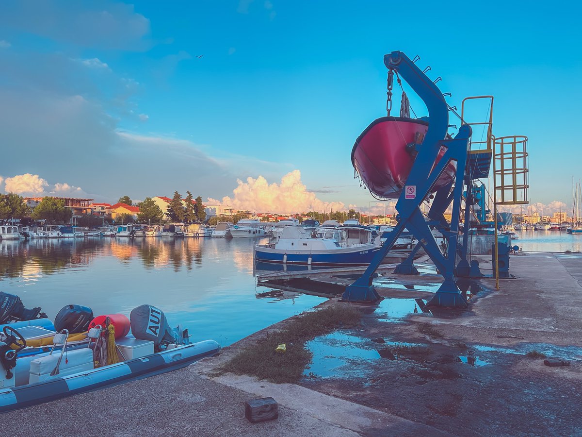 Покажіть фото, зроблене вами. Просто фото, без опису
