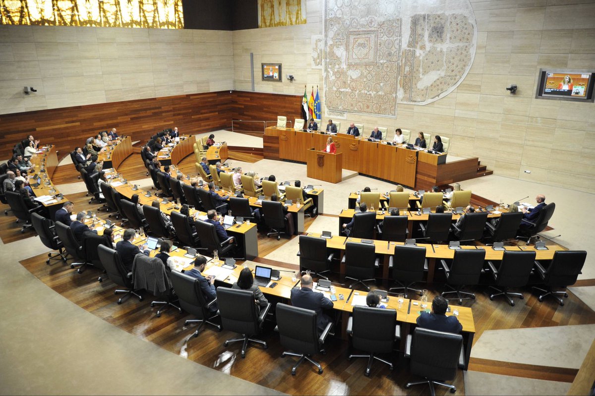 Su partido la desautoriza desde Madrid, sus socios de VOX no confían en ella a pesar de claudicar ante ellos y la gente no le dio en las urnas el sueño de la mayoría absoluta.

Pase lo que pase, ese posible Gobierno nace muerto, porque el liderazgo de Guardiola y del PP no