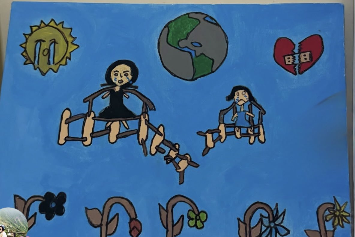 Güneş de ağlamış!

Hifa İkra’nın hayal dünyasında bile, korkmadığı ve üzülmediği bir dünya sığmamış. Küçük yaşta bedeni ve ruhu yara aldı. Onu koruyamadık. 

Fatmanur’un kızı için, yeni ve umutlu bir hayat için çabasının karşısında kurumlar soğuk duvar oldu. Güven veremedik. 

Bu