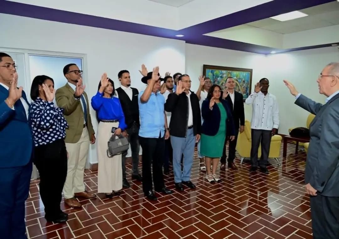 Danilo Medina dejo vacío el partido de Zorrilla Ozuna..🙄👇🏾

Danilo Medina presidente del PLD juramenta al Doctor Nicolás Concepccion quien ocupó la vicepresidencia del PCR y fue candidato a Diputado en el período 2016-2020