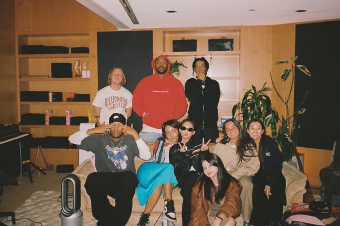 ortada bi referans varsa maalesef ki btstir yillardir bts ve hybe’in A&amp;R baskanligini yapan nicole’u ekibe alip nicole ile albumune sektorun unlu produktorlerini toplayan jennieye zamaninda laf etmedigimiz icin cesursunuz dua edin biz sektorun nasi islediginin farkindayiz