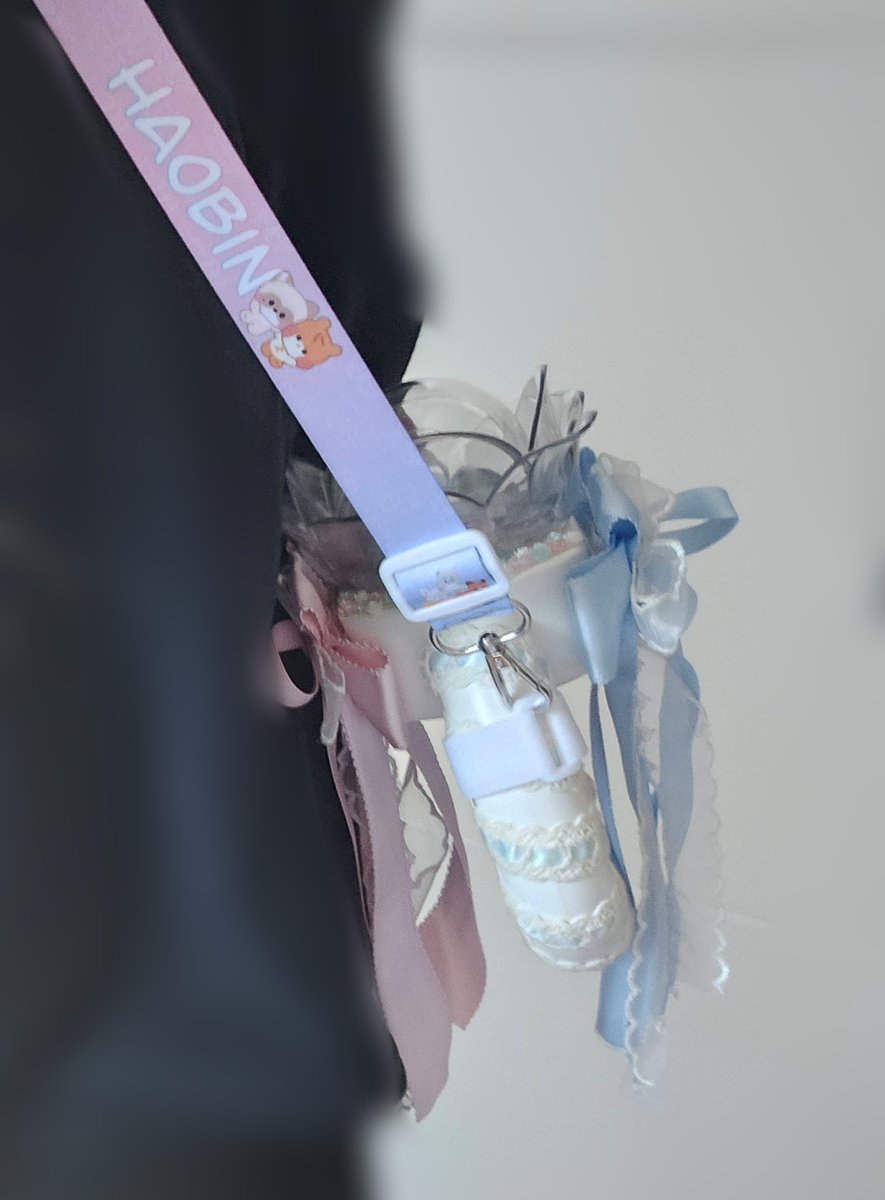 2026 ZEROBASEONE WORLD TOUR [HERE&amp;NOW] ENCORE IN SEOUL FREEBIES 💌

🩵adjustable haobin lighstick holder🩷

⋆ Date: 13/03 &amp; 14/03 ⋆ 
⋆ Quantity: 15 ⋆
⋆ DM to trade ⋆ 
⋆ Location: shared on the day (if any left) ⋆

prio trading for haobin/ot9 freebies bc limited quanitiy🙏🏻