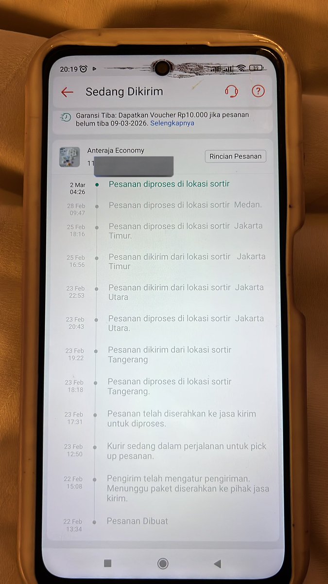 InyoureyesB's tweet photo. @AnterajaCare @anteraja_id ini gimna ya, harusnya ke Makassar kok nyasar ke medan, udahnya kayak gini terus, sekarang 4 maret 2026 loh min, ada kejelasannya gak ini? https://t.co/JmHlgIwnmg
