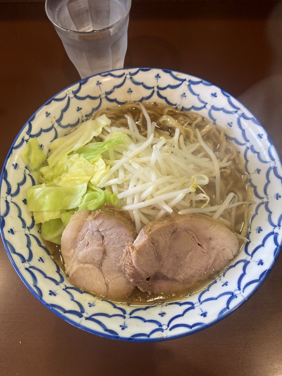 alphasteralis's tweet photo. #ラーメン陸　#新町
大盛　硬　野菜少
本店は相当久しぶり！
昼営業終了直前だったので並びなしでラ���キー！陸はつけ麺��好きな人が多いみたいですが自分はラーメンが好き！卓上のセルフニンニクでマシマシにして食べれば上品かつパンチのあるスープに硬めのワシワシ麺がとても美味しい！豚も⭕️！！ https://t.co/IIdHKA7O0K
