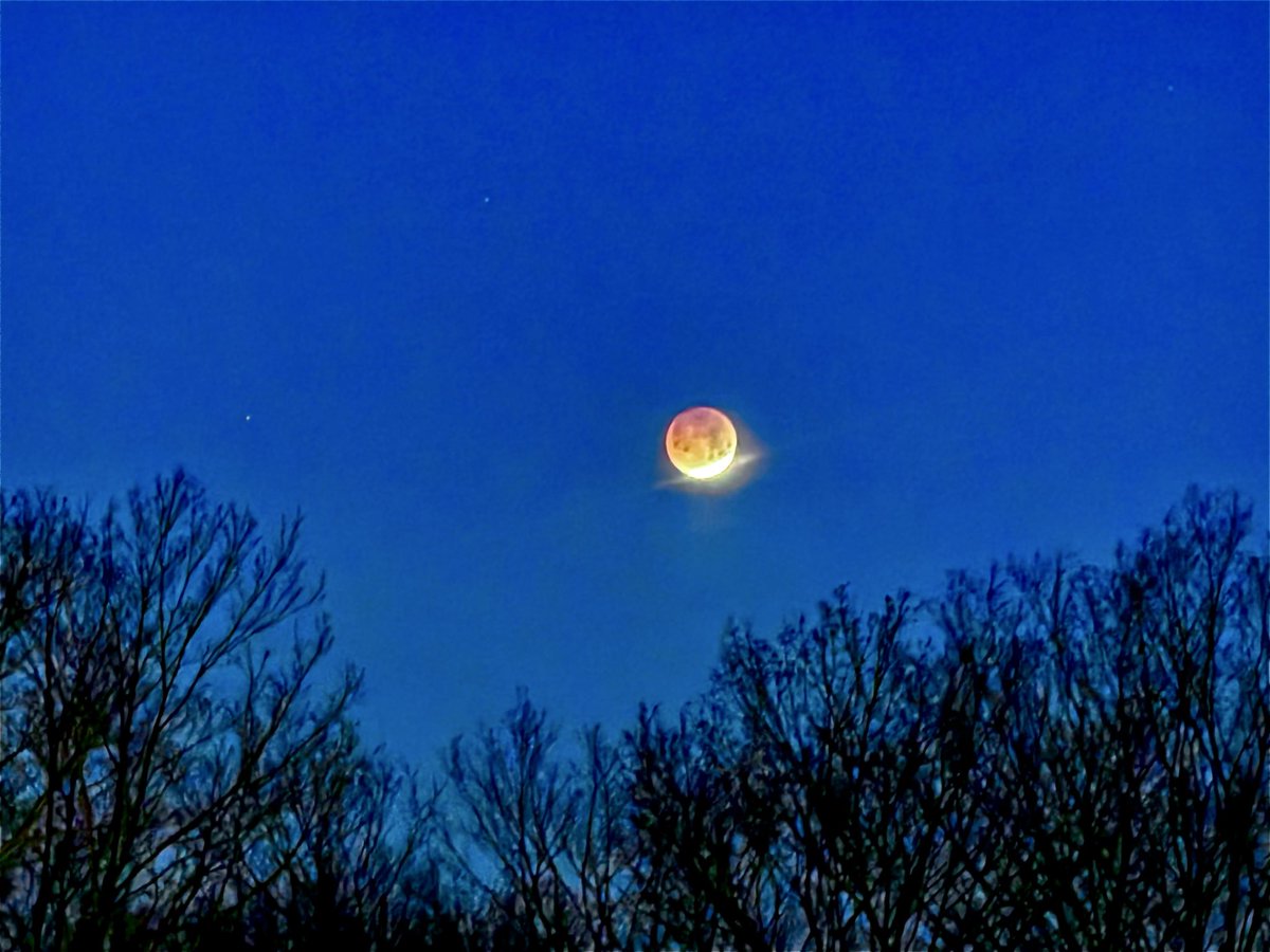 SkinnyAtlasMsic's tweet photo. Blood Moon Lunar Eclipse March 3, 2026.  Some pictures with my phone.   #lunareclipse2026 #BloodMoon2026 #lunareclipse #bloodmoon #bloodmooneclipse https://t.co/Ic2YnDlSoi