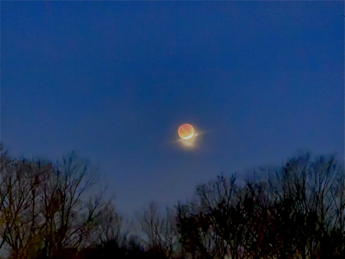 SkinnyAtlasMsic's tweet photo. Blood Moon Lunar Eclipse March 3, 2026.  Some pictures with my phone.   #lunareclipse2026 #BloodMoon2026 #lunareclipse #bloodmoon #bloodmooneclipse https://t.co/Ic2YnDlSoi