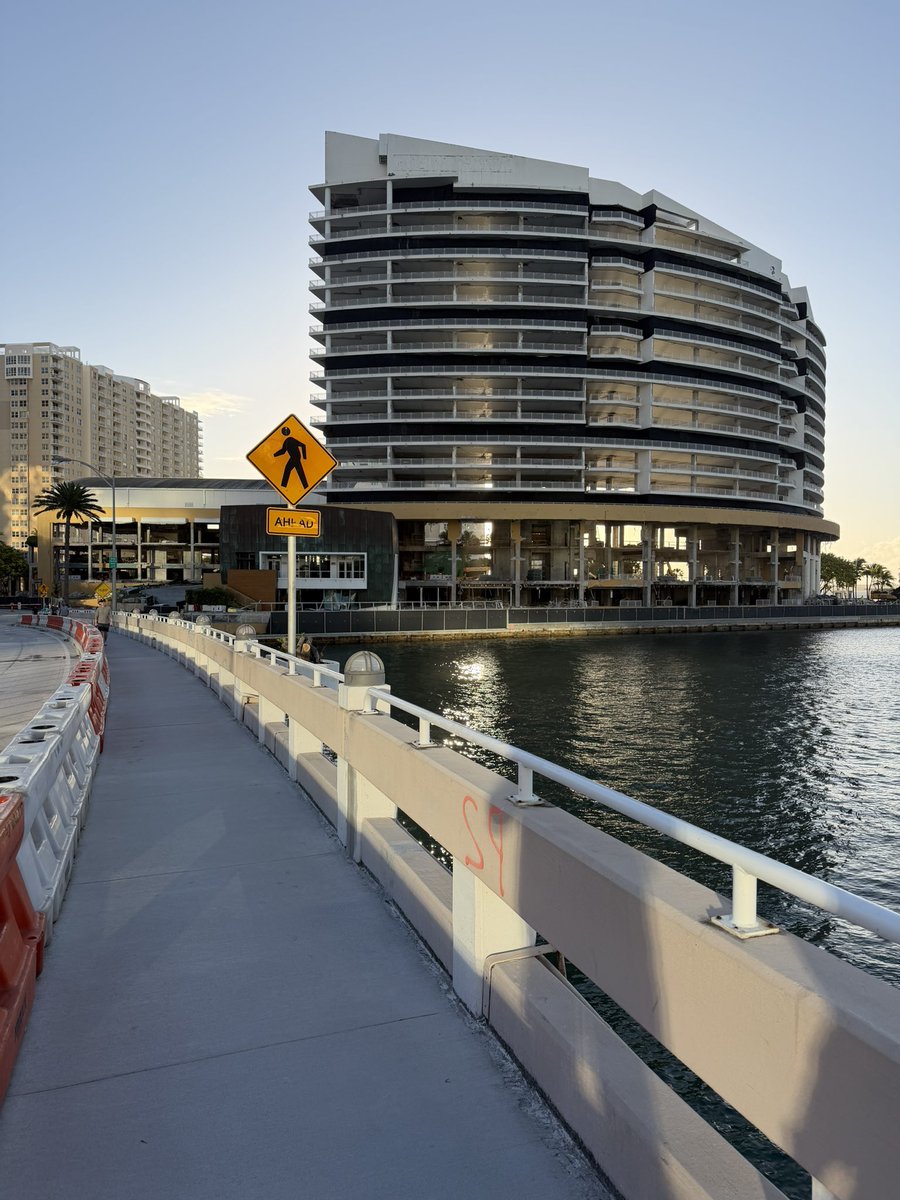 Kevin_Rutois's tweet image. Good morning ☀️ 

Brickell key walkway has officially been widened for increased walking traffic, and Mandarin Oriental is 98% ready to be torn down! 

#Miami #BrickellKey #MandarinOriental #Walk #Construction
