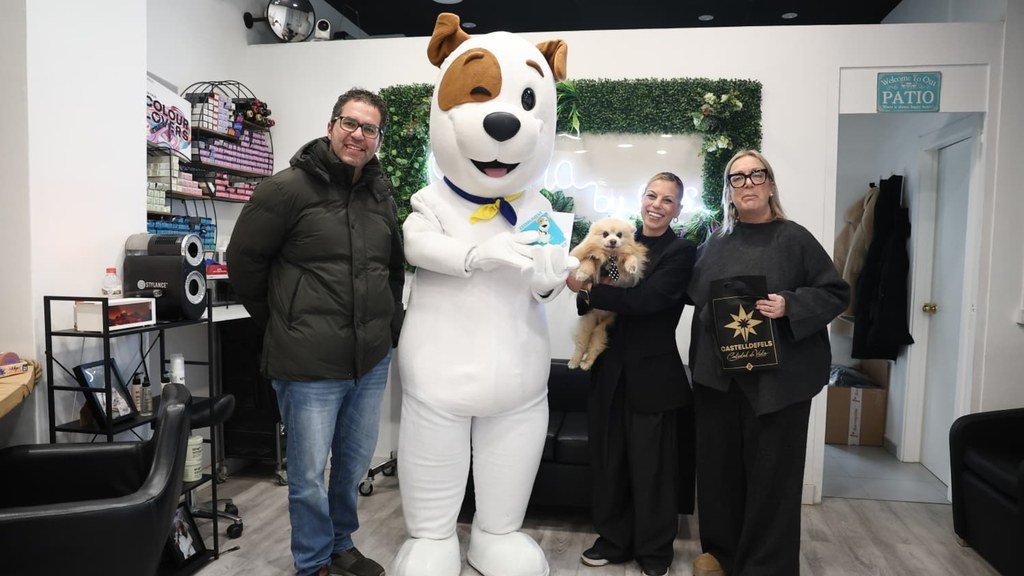 AjCastelldefels's tweet photo. 🐶🛍️Set comerços més se sumen al programa Pet Friendly de #Castelldefels

· Aquest matí han rebut la placa acreditativa que els reconeix per permetre l’accés a animals de companyia i que aposten per un model de ciutat més amable i inclusiva

+ℹ️https://t.co/Zy0x0g6Qmz https://t.co/Vqvfn7MsRZ