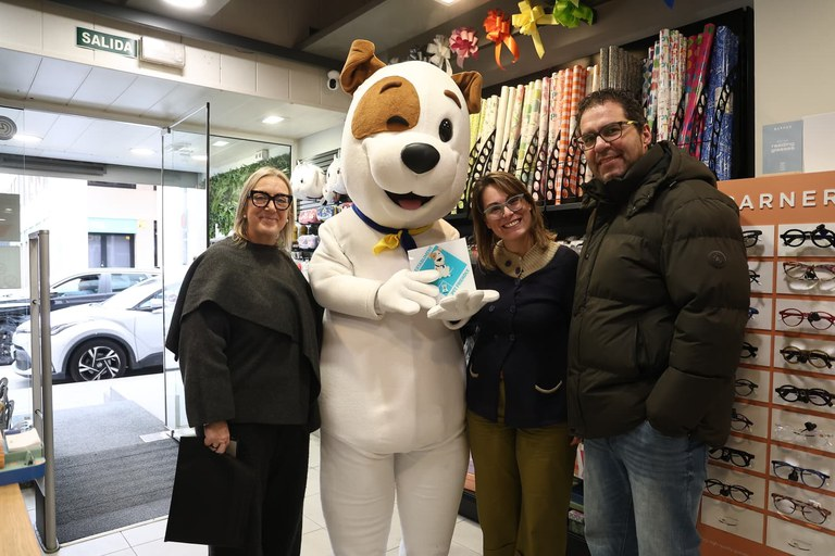 AjCastelldefels's tweet photo. 🐶🛍️Set comerços més se sumen al programa Pet Friendly de #Castelldefels

· Aquest matí han rebut la placa acreditativa que els reconeix per permetre l’accés a animals de companyia i que aposten per un model de ciutat més amable i inclusiva

+ℹ️https://t.co/Zy0x0g6Qmz https://t.co/Vqvfn7MsRZ