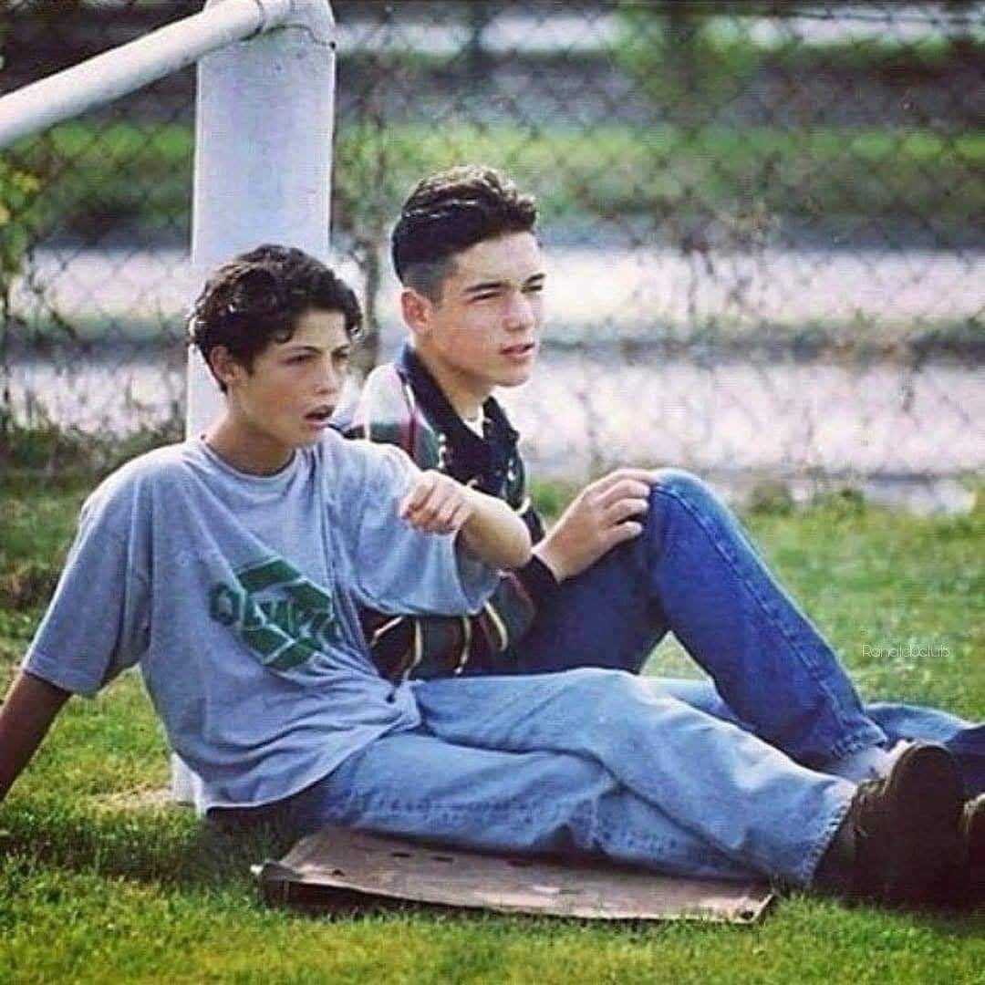 كريستيانو: "يجب أن أشكر صديقي القديم ألبرت فانترو على نجاحي. لعبنا معًا في نفس الفريق في دوري تحت 18 سنة. عندما جاء كشاف لزيارتنا، قال إن من يسجل أكبر عدد من الأهداف سينضم إلى الأكاديمية."

"فزنا في تلك المباراة 3-0. سجلت الهدف الأول، ثم سجل ألبرت الهدف الثاني برأسية جميلة. لكن