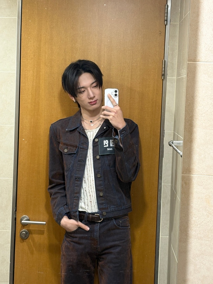 hrtzwavfess's tweet photo. WAV! Liat deh ini foto dane baru gk sih??? Aku liat² di sosmed dia gk ada yg baju itu😭😭 apa ini termasuk spoiler konten yaah???!🙈🤡 https://t.co/YLEP14X7xI