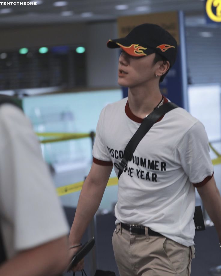 ฮีมาในลุคผู้กองเจ้าเสน่ห์ แค่เสื้อก็รู้แล้วว่ามาวิ่งจับไพ่