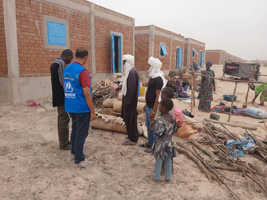 Ce 26 février, le HCR et ses partenaires ont relogé 100 ménages de deplacés interne &amp; Refigies  a la Cité Al Amal de Tombouctou. Un pas important vers des conditions de vie dignes  sûres et durables pour ces familles.
#Tombouctou #Mali #HCR #Protection #Déplacés #Solidarite