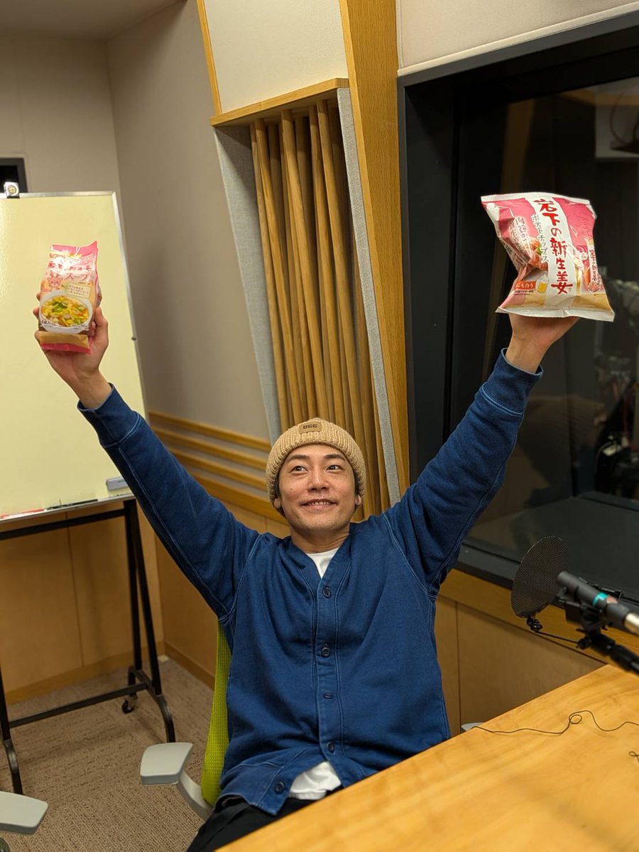 FS_THEATER_ROCK's tweet photo. 今夜25:00からは #せいちゃんねる 第101回📻          
今回のテーマは「普通」です。

写真は、皆様から「岩下の新生姜」さん関連のプレゼントを送っていただき、それを手に喜ぶ福士誠治です✨

せいちゃんねるの放送は残り4回！
最後まで普通にやります！

https://t.co/QQATgSPrNh 
#福士誠治 https://t.co/xKwpU416wg