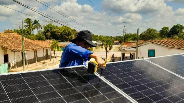 Todos los municipios de #Cuba tienen que seguir trabajando en una estrategia completa para su transición energética, haciendo un inventario de las FRE que se están instalando en cada territorio, 
sumando a todos los actores económicos, priorizando servicios imprescindibles.