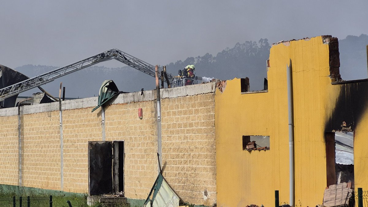 112Cantabria's tweet photo. Trabajan en zona bomberos @cantabriaes, bomberos Torrelavega, bomberos del Seve Ballesteros, @BomberosAstur, el helicóptero Maya Dama del Gobierno y técnicos de #ProtecciónCivil del Ejecutivo. Apoyan el operativo 061, @guardiacivil, #PolicíaLocal, @AMVPC_Cantabria y @CRECantabria https://t.co/KASh6KMjyR