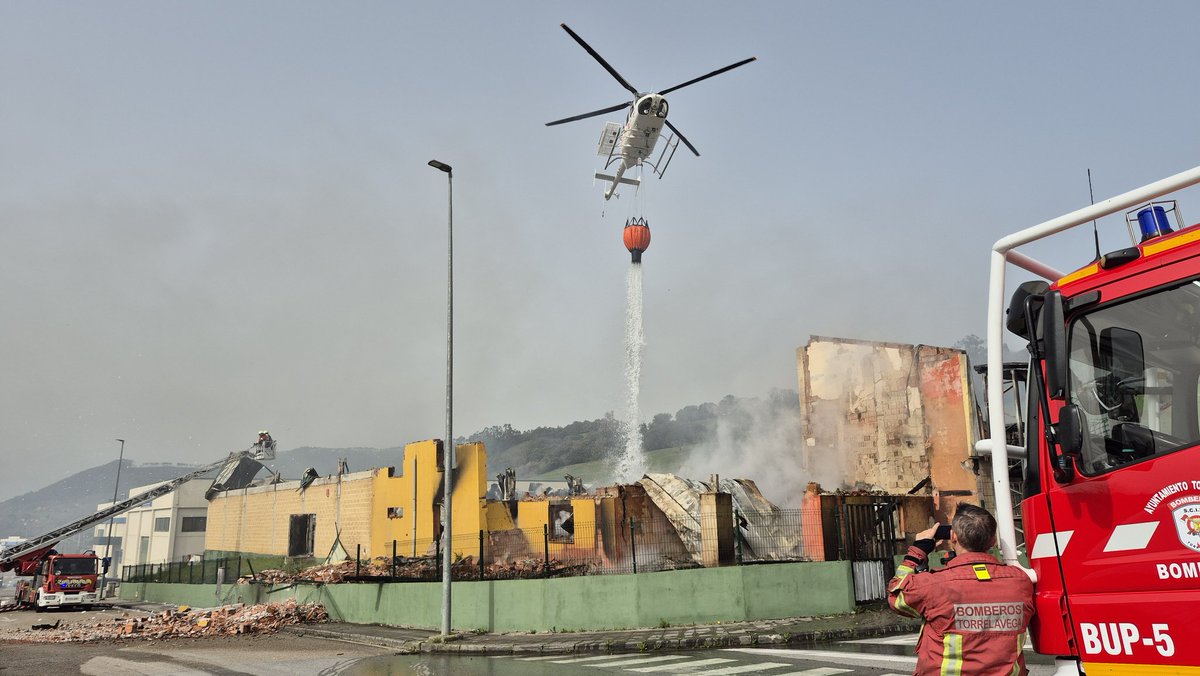 112Cantabria's tweet photo. Trabajan en zona bomberos @cantabriaes, bomberos Torrelavega, bomberos del Seve Ballesteros, @BomberosAstur, el helicóptero Maya Dama del Gobierno y técnicos de #ProtecciónCivil del Ejecutivo. Apoyan el operativo 061, @guardiacivil, #PolicíaLocal, @AMVPC_Cantabria y @CRECantabria https://t.co/KASh6KMjyR