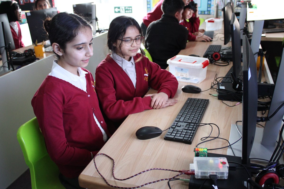 Mrs Harris tweet media