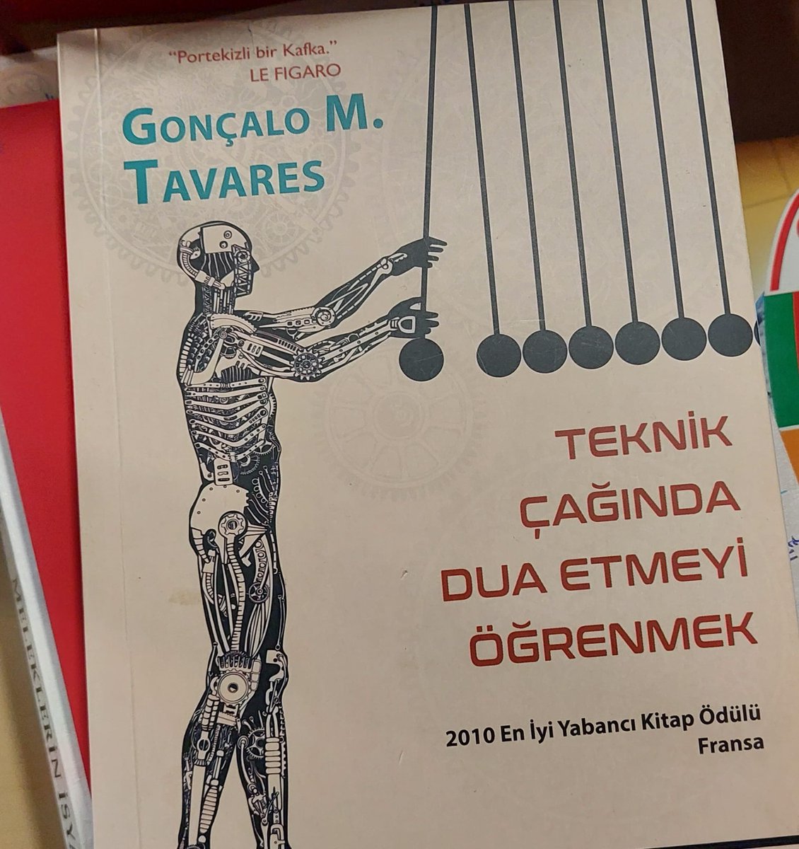 "Teknik Çağında Dua Etmeyi Öğrenmek" ile selamlayayım Tavares'i. İlk okuduğumda, Apollon-Dionysos ikiliği bu kadar iyi gösterilebilir diye düşündüğümü hatırlıyorum. 

"... Artık kimse tek bir yasaya bile karşı çıkmıyordu.
Sadece türü sıfırdan yeniden başlatabilsek, dedi Kestner."