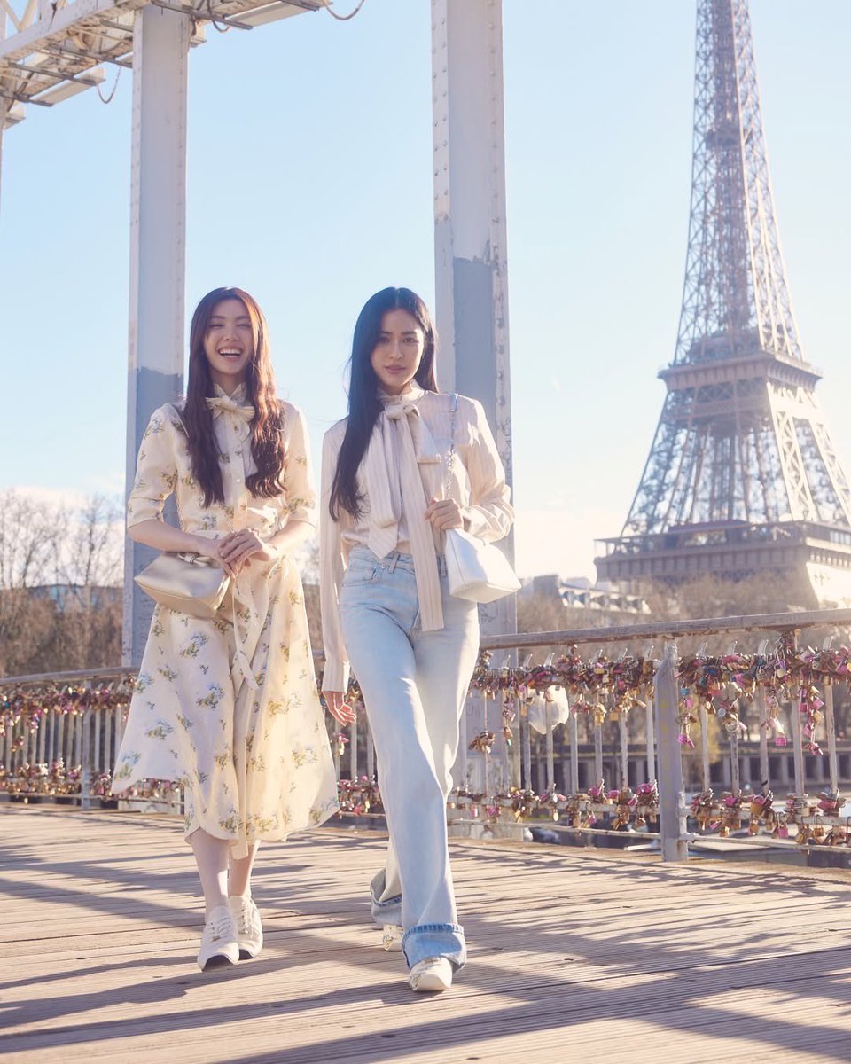 “หลิง หลิง - ออม” กับลุคหวานๆ 

LINGORM BA DIOR AT PFW26  
#LingOrmDiorAW26 #LinglingKwong 
#OrmKornnaphat #LingOrm 
#Dior #DiorAW26 #PFW
<a href="/Dior/">Dior</a>
<a href="/linglingsirilak/">linglingsirilak</a>
<a href="/ormmormm/">orm kornnaphat🌈</a>