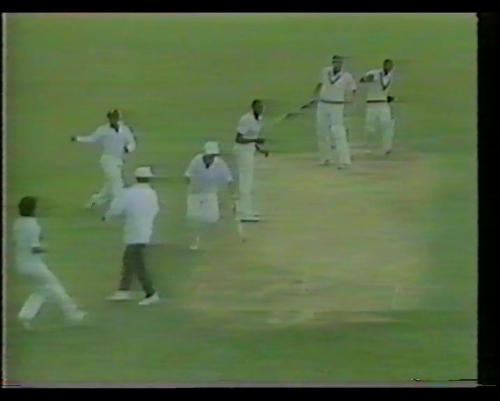 DarrenMordecai's tweet photo. #March4
#40thAnniversary
WEST INDIES v ENGLAND  
ODI #2  
TRINIDAD  
MARCH 4 1986
@David215Gower won the toss and chose to field first.... 
-
@BeefyBotham
@AllanLamb294
@ivivianrichards
@CuddyWalsh
https://t.co/oZUmb28fwP via @YouTube https://t.co/SlqhrkWYrV