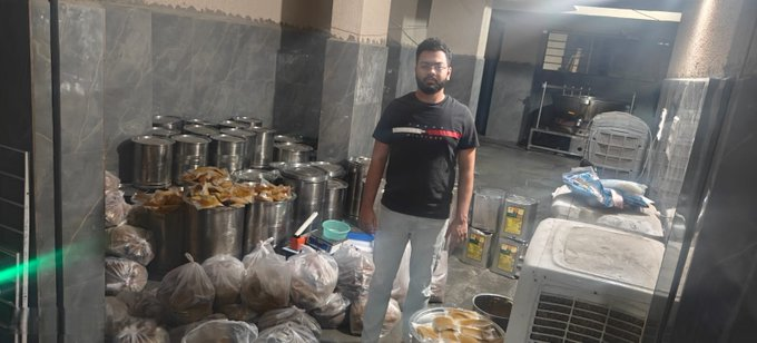 TelanganaMaata's tweet photo. Mohammed Junaid Hussian is doing gods service. 

At Pride Dairy he was making cheap quality ghee.

For haleem?! IDK

He was making fake ghee with Palm Oil, Vanaspati &amp; Chemicals. 

Police seized adulterated ghee and equipment worth ₹18.26 lakh. https://t.co/3pXU6cy2RA