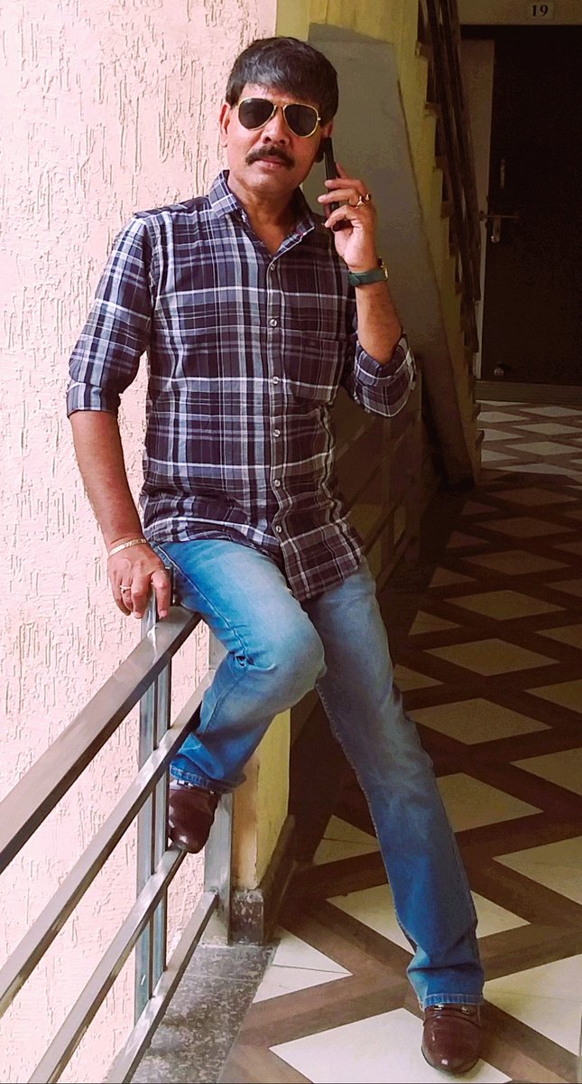 दुनिया में वही शख़्स है ताज़ीम के क़ाबिल
जिस शख़्स ने हालात का रुख़ मोड़ दिया हो