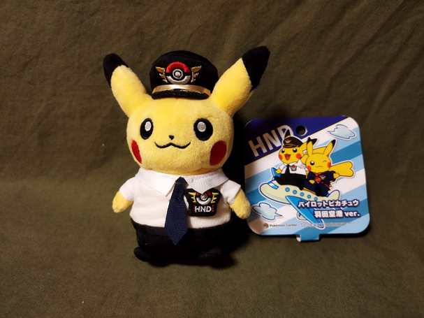 YurikoSengawa's tweet photo. 空港限定のパイロット姿のピカさんがほしくて買いにいったんですが、富士山がきれいに見えました。
しかし私のスマホのカメラは望遠が弱くてボケボケ😅
次に機種変する時は、もうちょいカメラ機能のいいやつにしようと思いました。 https://t.co/PbvcsKgxaZ