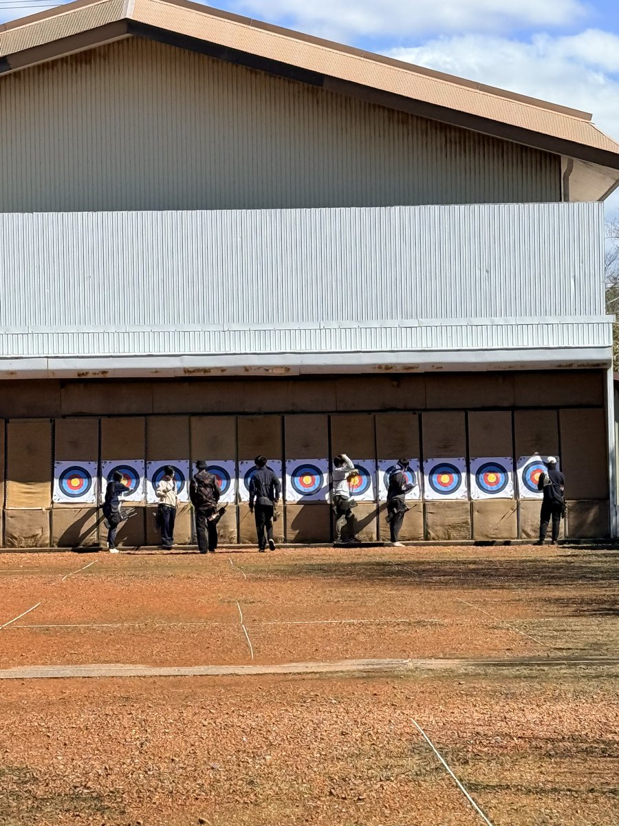 nodaiarchery's tweet photo. こんにちは☀️農大洋弓部です🏹
本日は春合宿2日目です✨️
午前、午後とSHでの点取りをしたあと
フリー練で各自点取りで見つかった課題を
改善するために練習しました💪

風が強い中での練習となりましたが
部員一同真剣に取り組めました！
明日も頑張ります🔥 https://t.co/7ysc0QAZXV