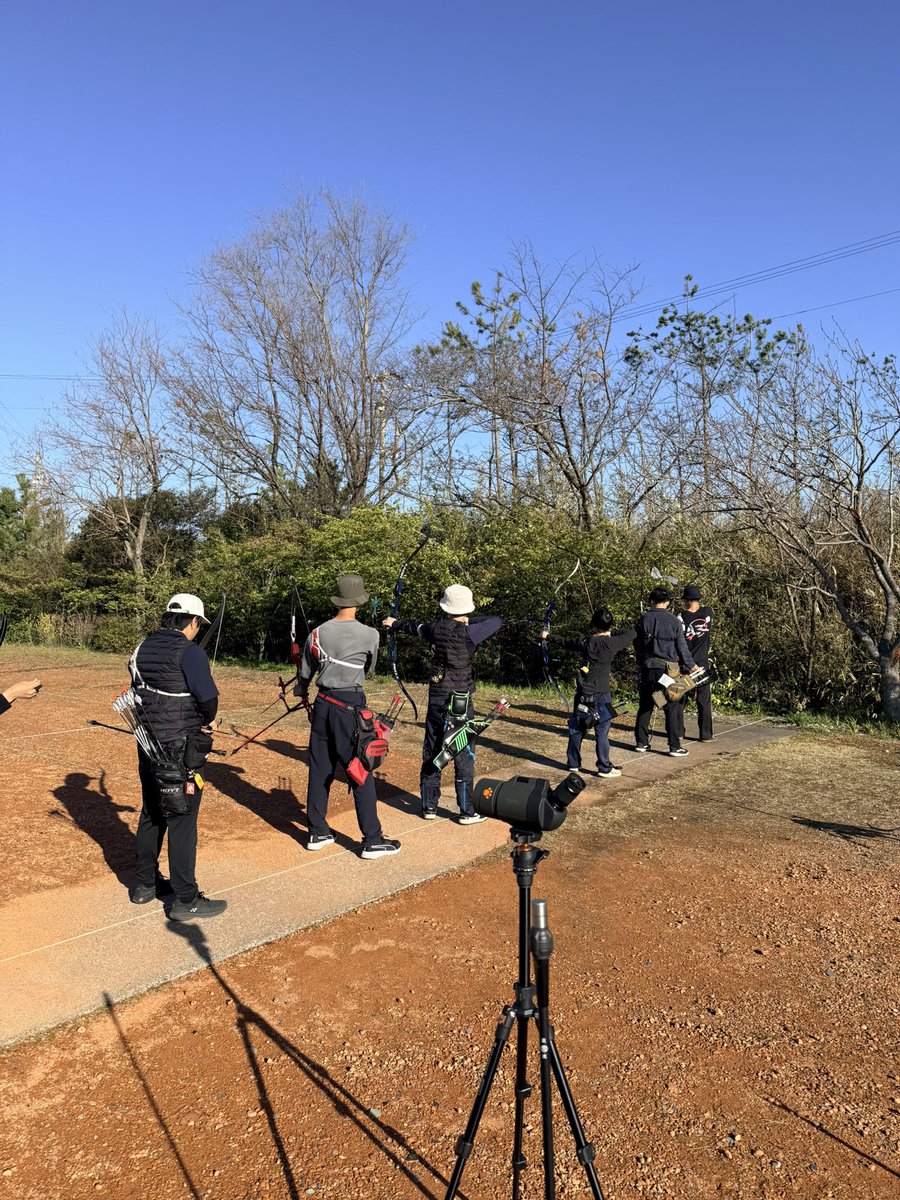 nodaiarchery's tweet photo. こんにちは☀️農大洋弓部です🏹
本日は春合宿2日目です✨️
午前、午後とSHでの点取りをしたあと
フリー練で各自点取りで見つかった課題を
改善するために練習しました💪

風が強い中での練習となりましたが
部員一同真剣に取り組めました！
明日も頑張ります🔥 https://t.co/7ysc0QAZXV