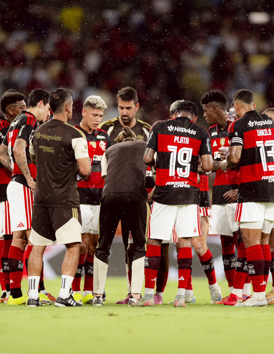 futebol_info's tweet photo. ⚠️ Agora! O discurso do diretor de futebol José Boto aos jogadores do Flamengo no treino de ontem, após a demissão de Filipe Luís:

“Sou eu, vocês e diretoria também, porque alguns de vocês não souberam respeitar a liderança mais liberal do Filipe. Quando se dá liberdade espera-se do outro lado responsabilidade, e alguns de vocês abusaram da liberdade que o Filipe dava, foram irresponsáveis.”

“Aos jogadores que estão p*tos porque acham que deviam ter salários mais altos: o único caminho para isso é o que fez o Arrasca, que estava p*to no ano passado porque queria a renovação e entregou em campo e mostrou que merecia.”

🗞️ @OGlobo_Esportes | @diogodantas 
📸 Gilvan de Souza/CRF | Adriano Fontes/CRF
